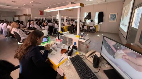 Dijital İş Akışı ve IPS e.max Ceram Art ile Boyama ve Karakterizasyon Kursu